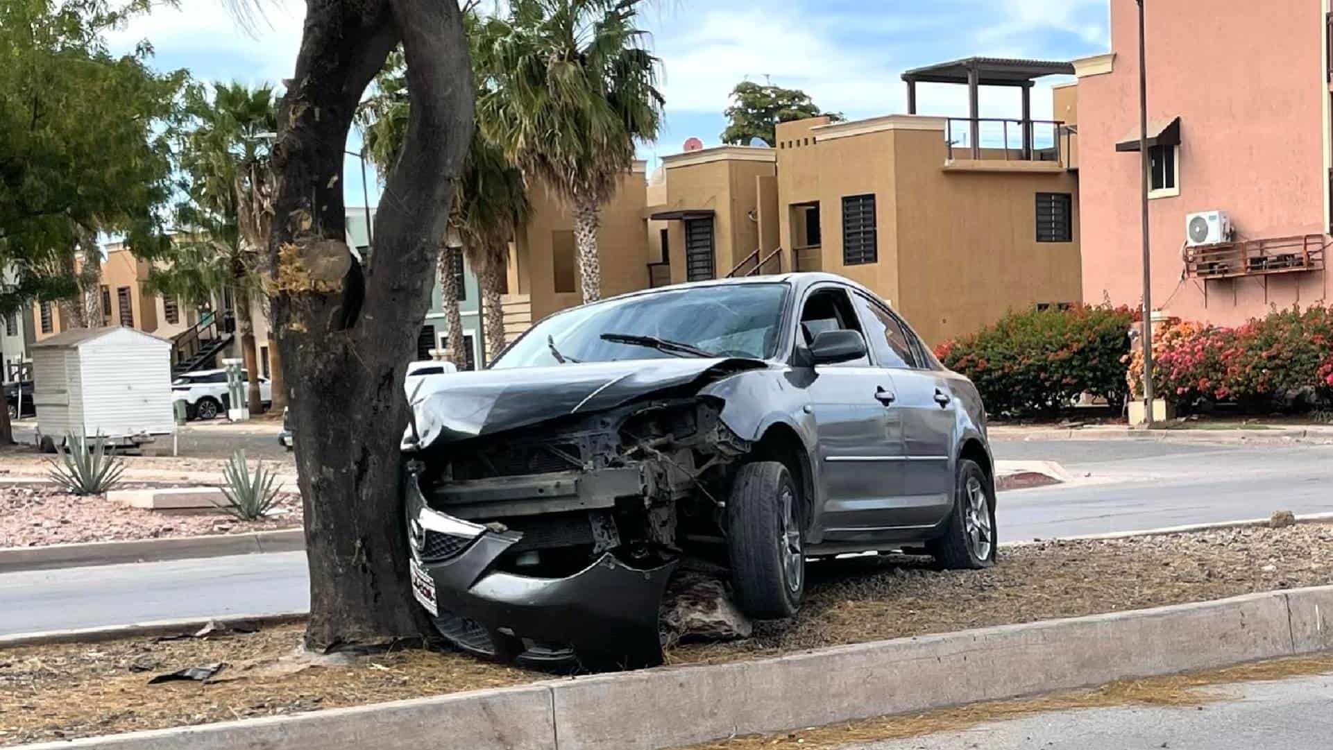 Vehículo se estampa contra árbol en Ciudad Obregón 