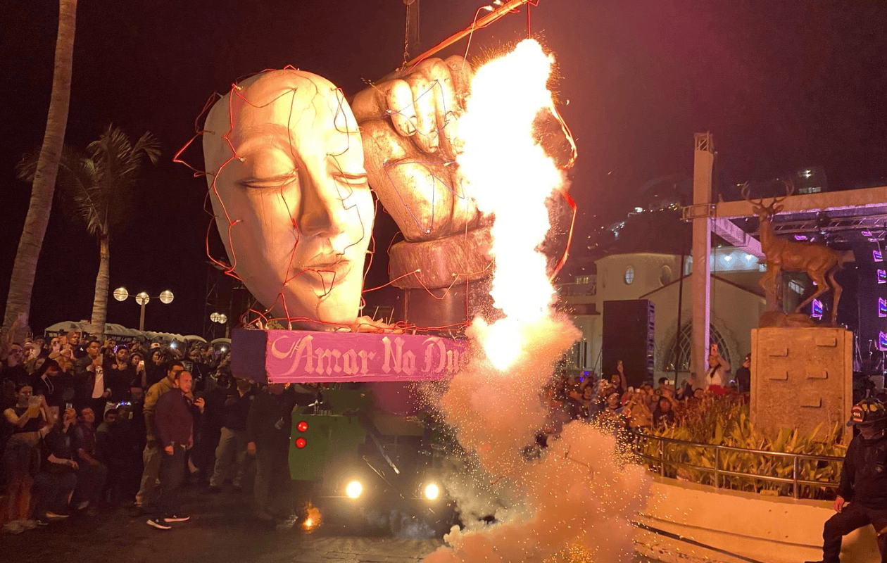 Figura de Fofo Márquez es quemada en Carnaval de Mazatlán