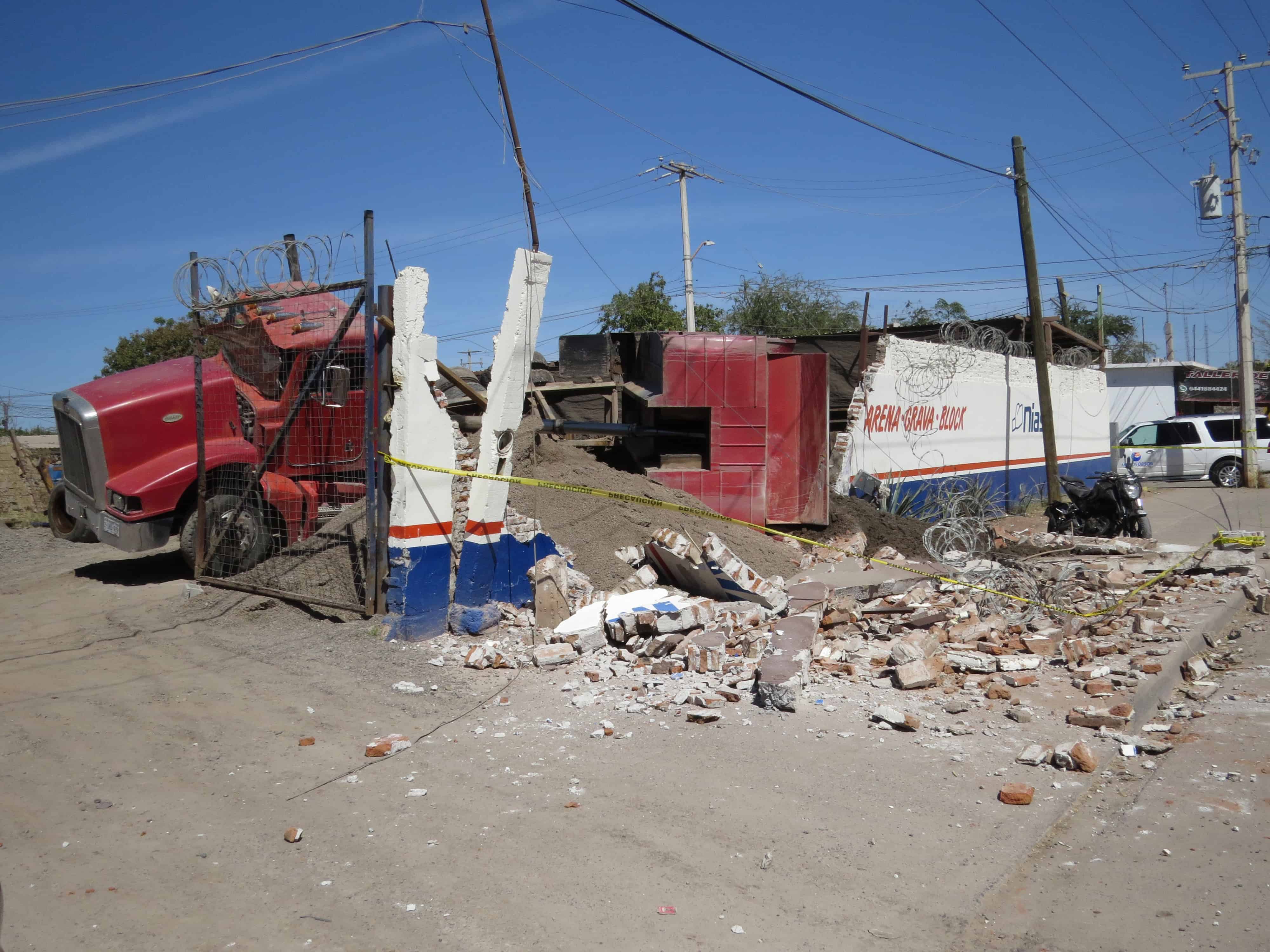 Vuelca dompe cargado de arena en Ciudad Obregón; hay un lesionado