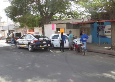 Motociclista se pasa semáforo en rojo y ocasiona aparatoso choque en Ciudad Obregón