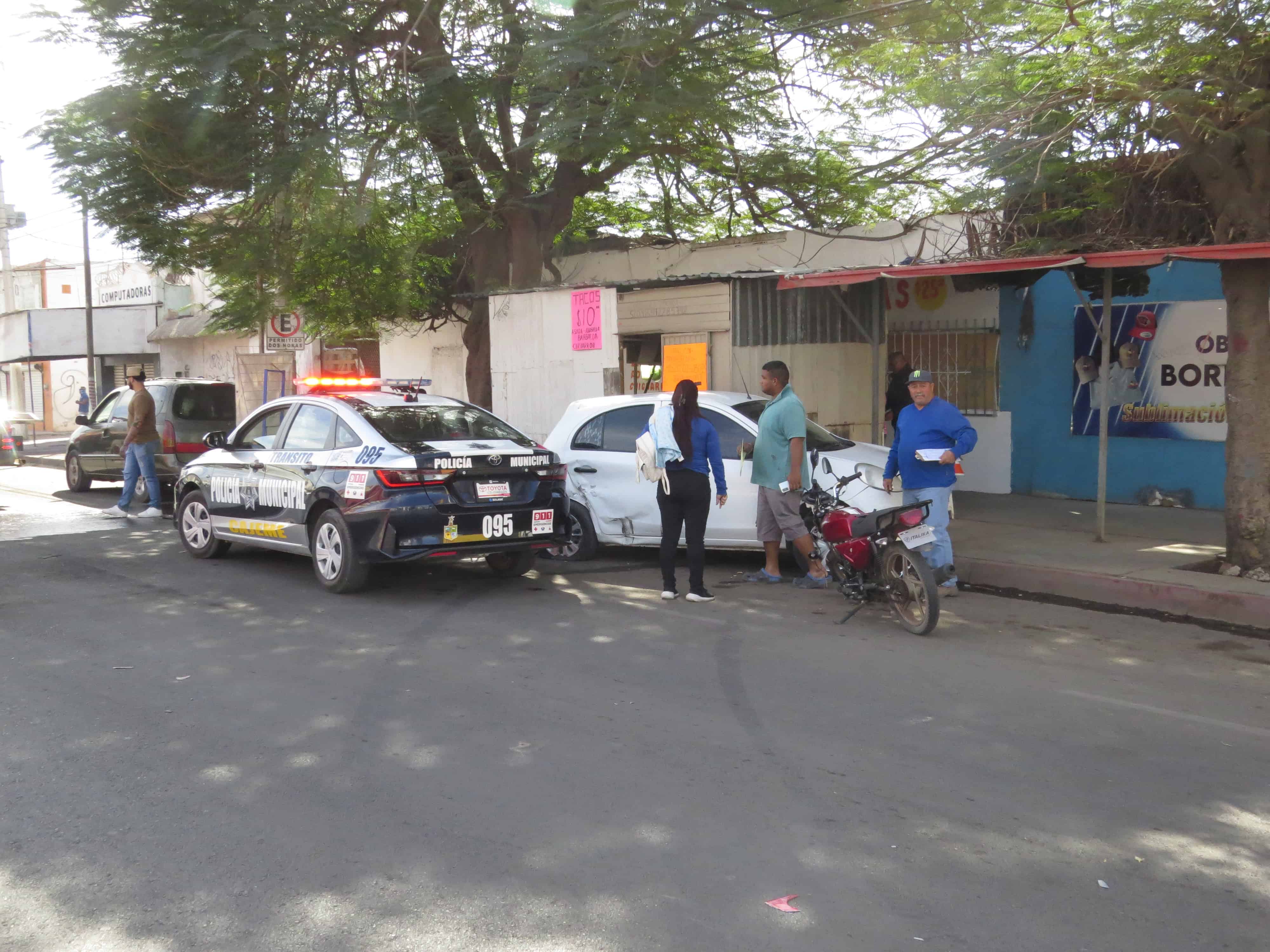 Motociclista se pasa semáforo en rojo y ocasiona aparatoso choque en Ciudad Obregón