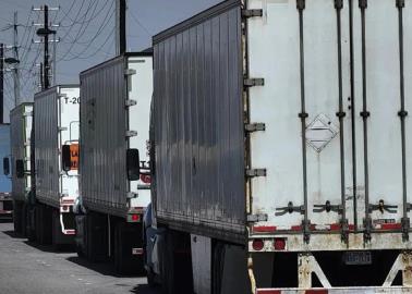 Miles de camiones de carga detenidos en frontera norte por nuevos aranceles