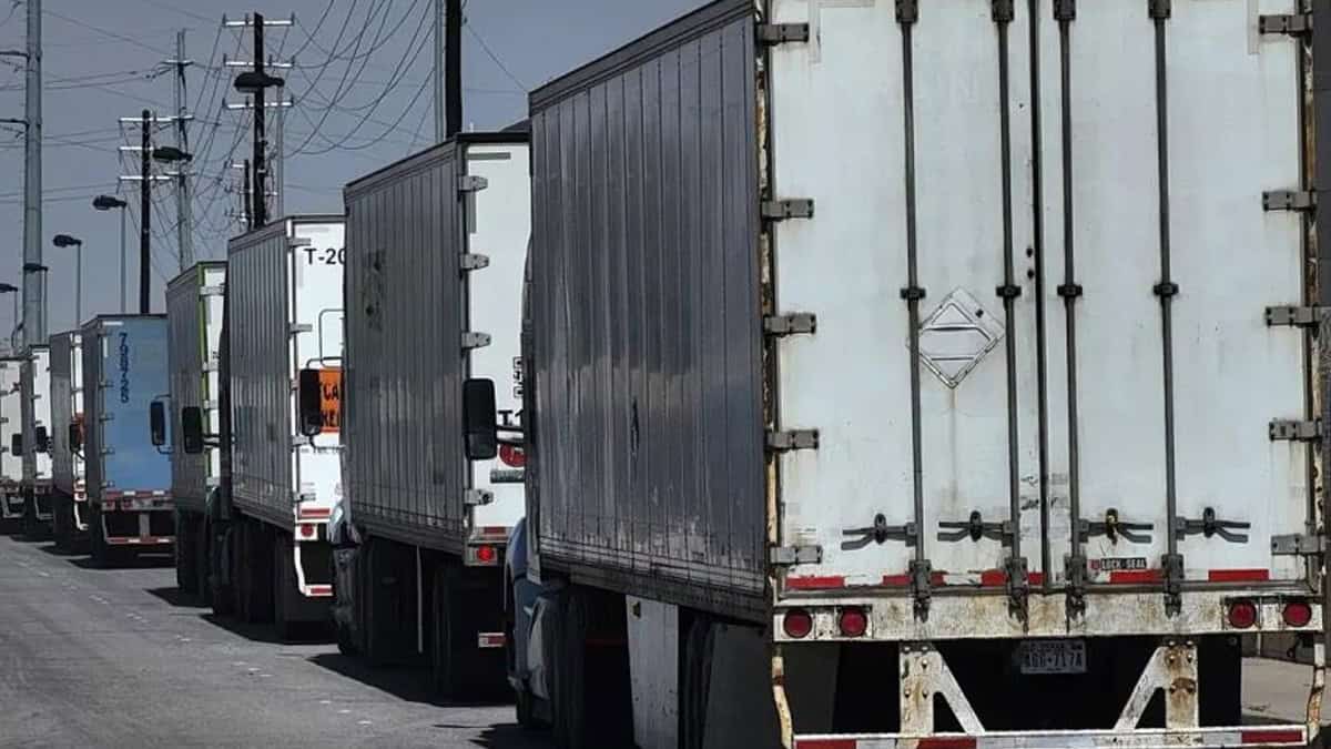 Miles de camiones de carga detenidos en frontera norte por nuevos aranceles