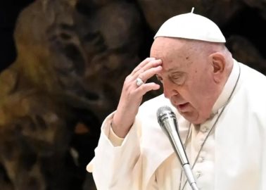 Papa Francisco recibe cenizas en el hospital y llama a Gaza