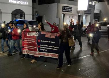 Protestan maestros con "Marcha de las Luces"