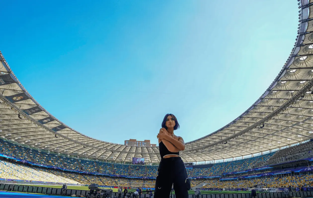 El futbol y la música han hecho buena mancuerna en los últimos años para presentar espectáculos de primer nivel en los estadios.