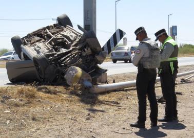 Se impacta contra poste en la México 15, al norte de Ciudad Obregón