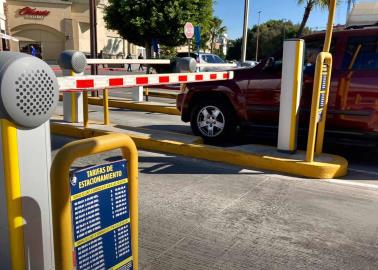 ¿Es legal cobrar estacionamiento en una plaza comercial?