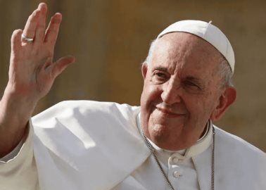 Papa Francisco mejora de salud y está fuera de peligro, aunque sigue en el hospital