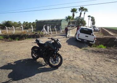 Chocan pick up y moto en el Valle del Yaqui