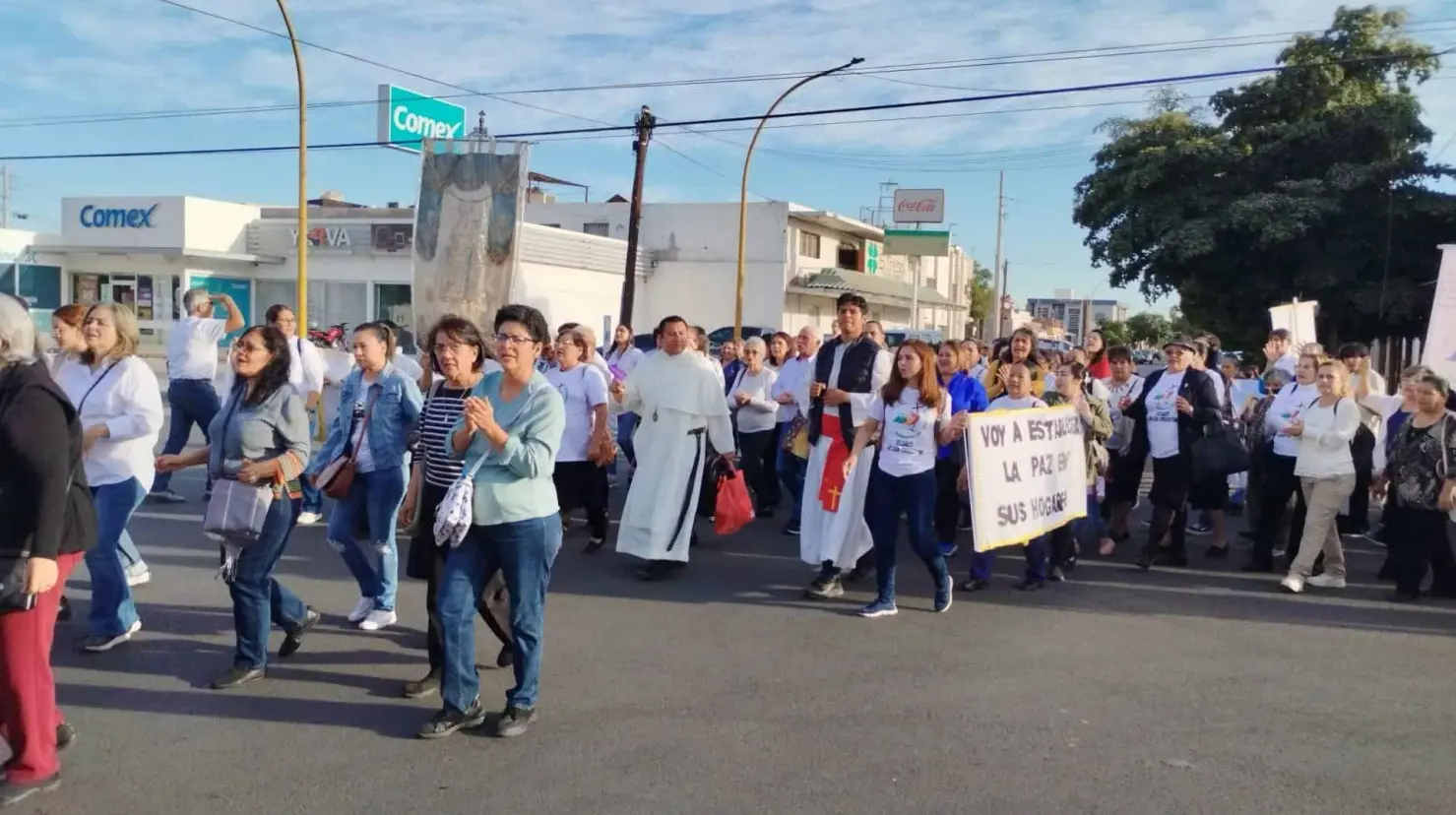Las parroquias del decanato de San Juan Crisóstomo caminaron del Santuario de Guadalupe a Catedral.