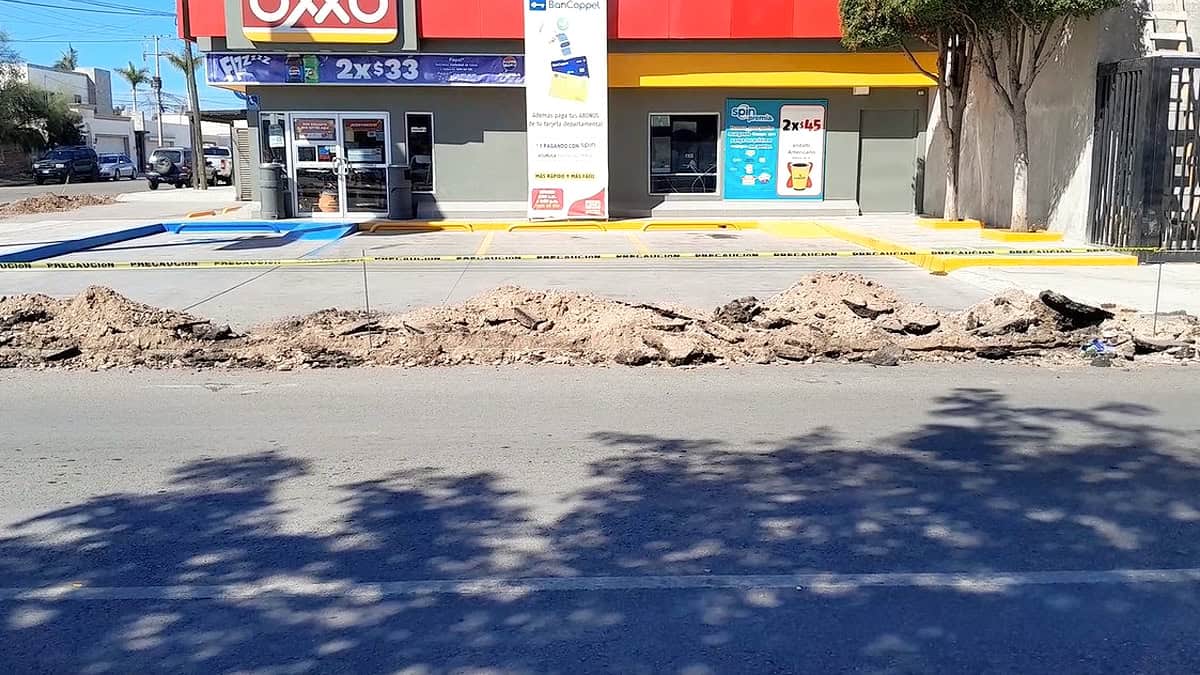 Bloquean accesos de tiendas en Navojoa