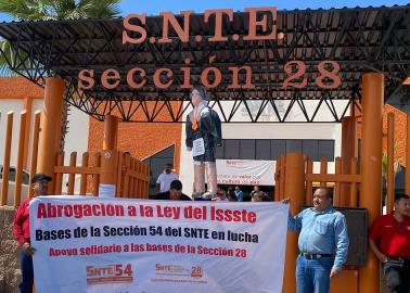 Agremiados del SNTE 28 de Sonora se manifiestan en las instalaciones del sindicato