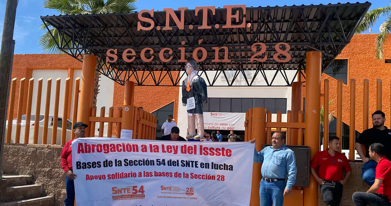 Agremiados del SNTE 28 de Sonora se manifiestan en las instalaciones del sindicato