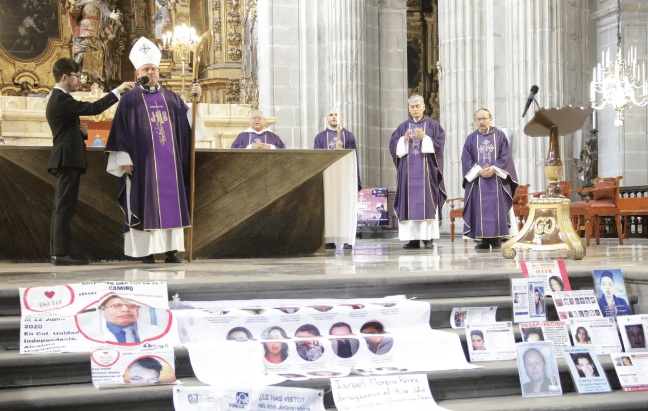 Al final de la eucaristía, el obispo y sacerdotes hicieron oración con las familias de las personas desaparecidas.