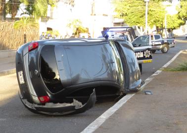 Vuelca automóvil al norte de Ciudad Obregón