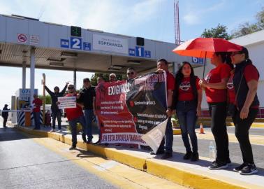 Maestros se manifiestan contra la Ley del Issste en la caseta de Esperanza