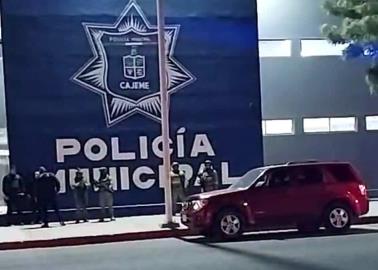 Estacionan vagoneta tiroteada a un lado de la Jefatura de Policía de Ciudad Obregón