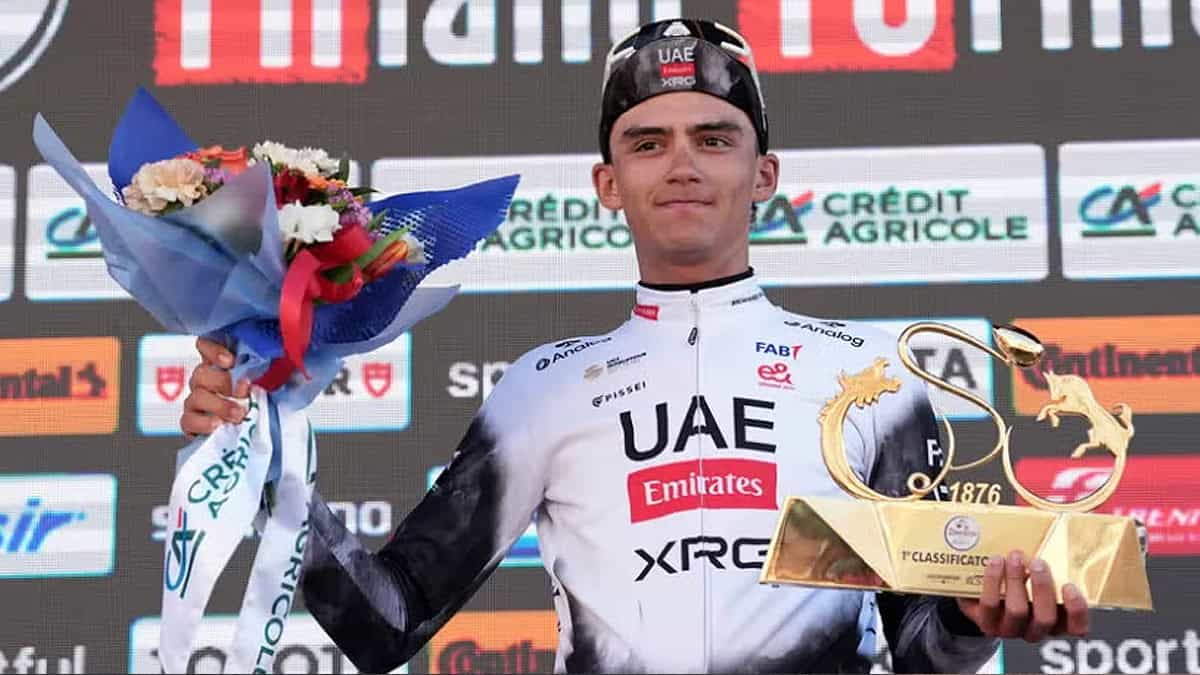 Ciclista mexicano Isaac del Toro hace historia: gana la carrera más antigua e importante del mundo