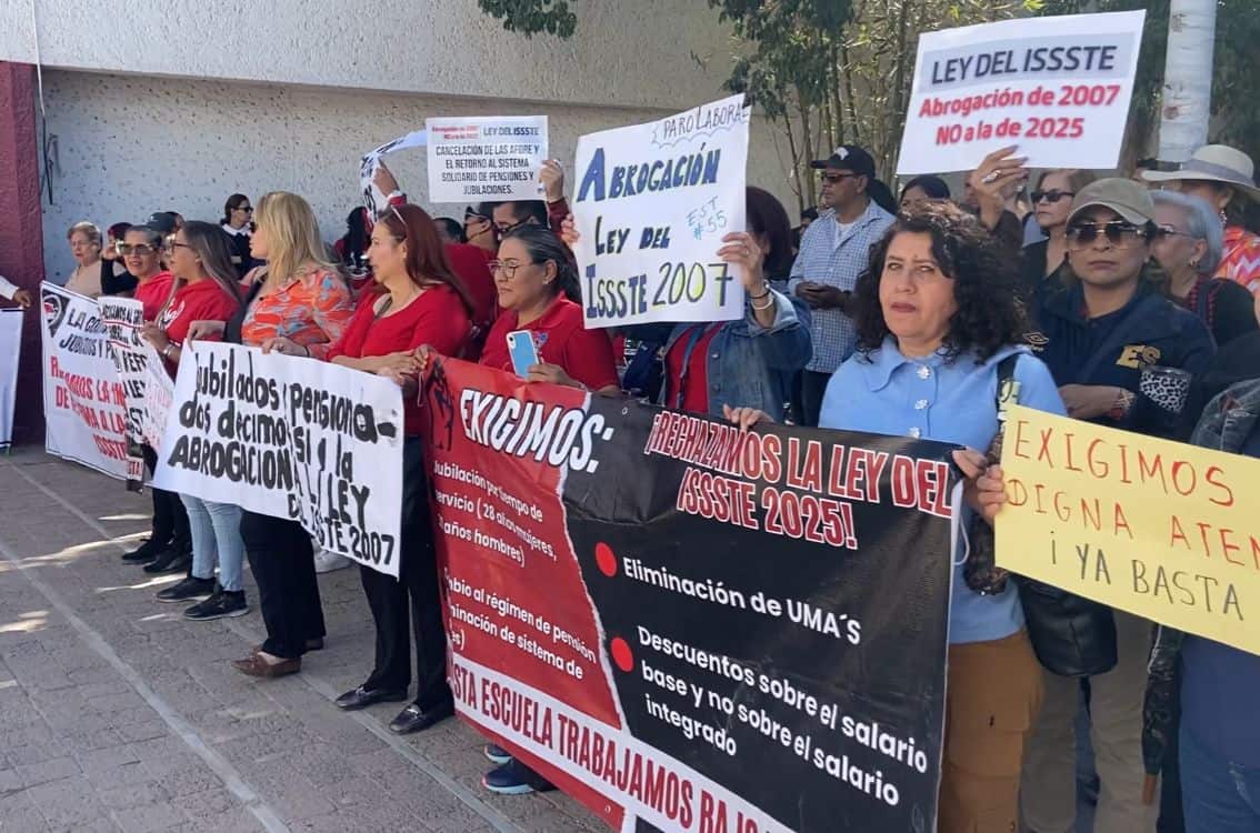 Continúa la lucha: Maestros de Navojoa siguen en paro laboral y se plantan en el Issste