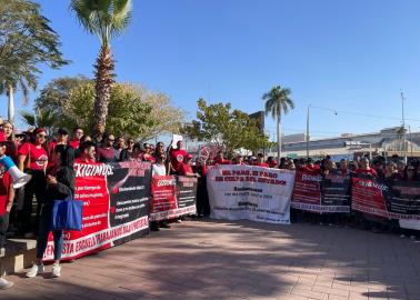 Siguen las protestas ante reforma a la Ley del Issste; maestros se manifiestan a la salida sur de Obregón