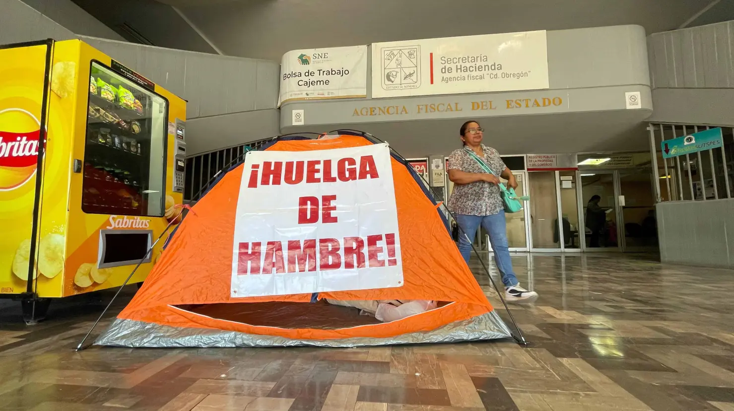 Adulto mayor hace huelga de hambre afuera de la Agencia Fiscal en Ciudad Obregón