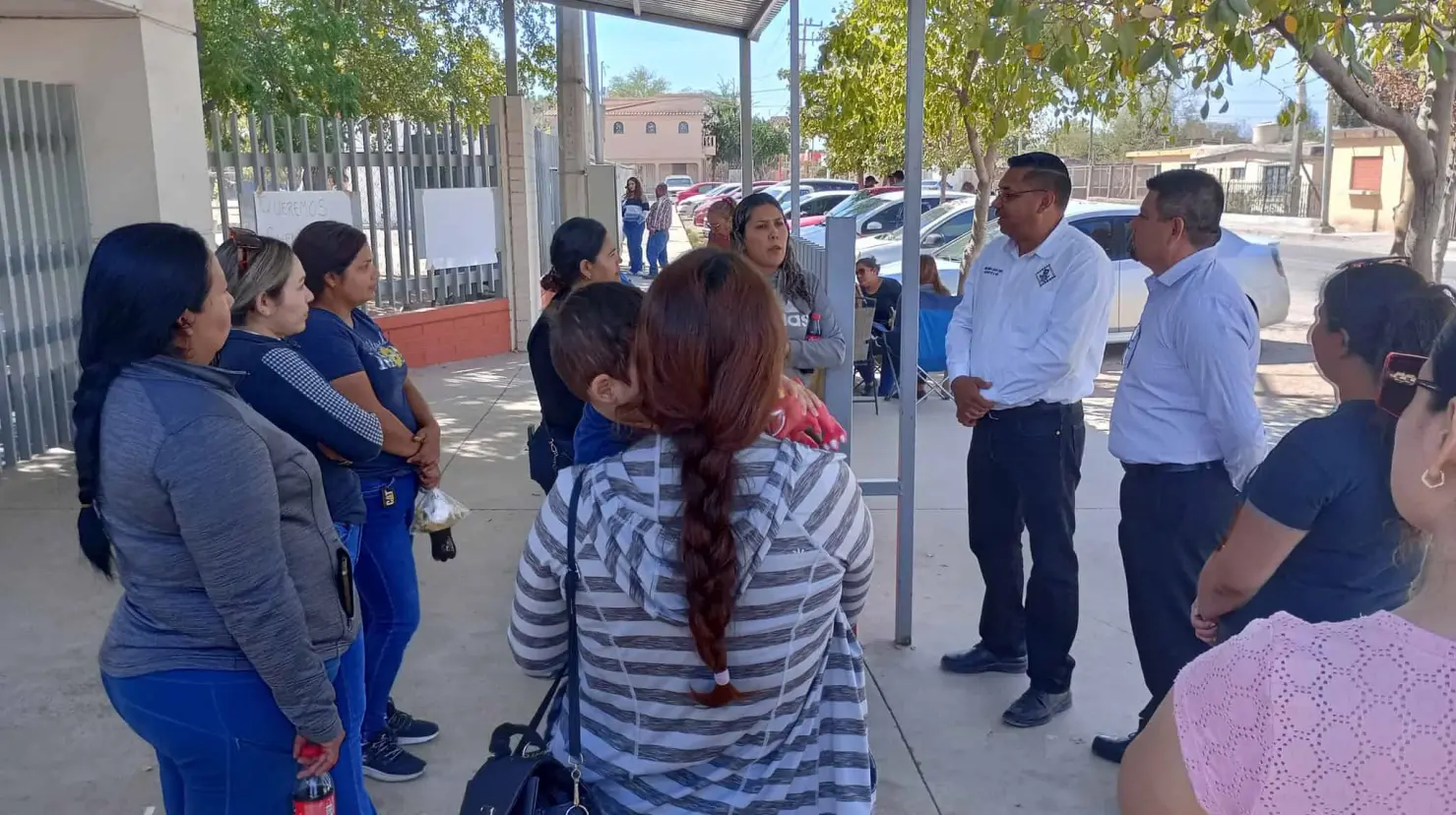 Padres de familia cierran plantel y denuncian falta de transparencia en primaria de Navojoa