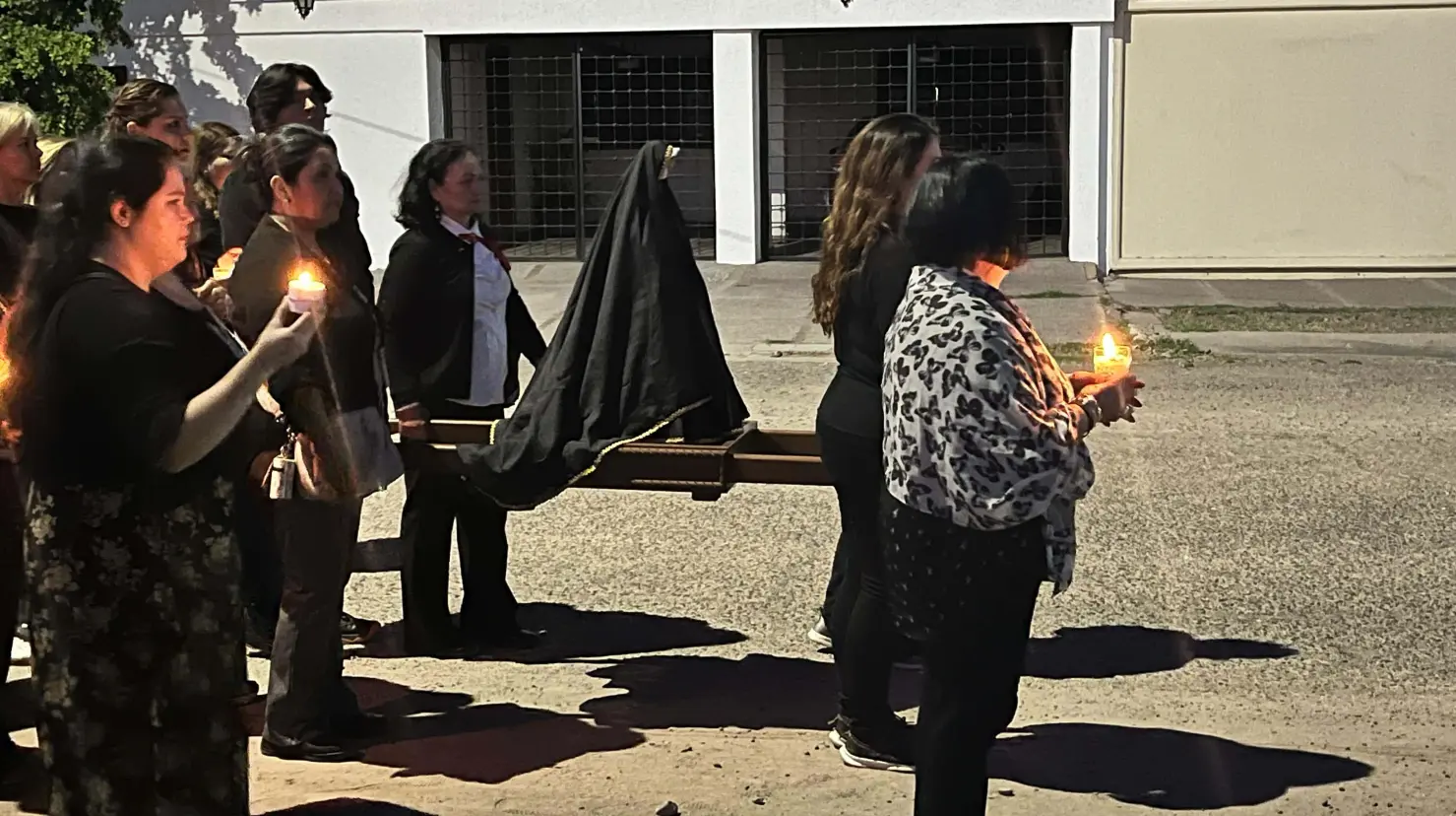 Con velas y vestimenta negra cientos de personas se unieron a la marcha llevada a cabo esta noche.