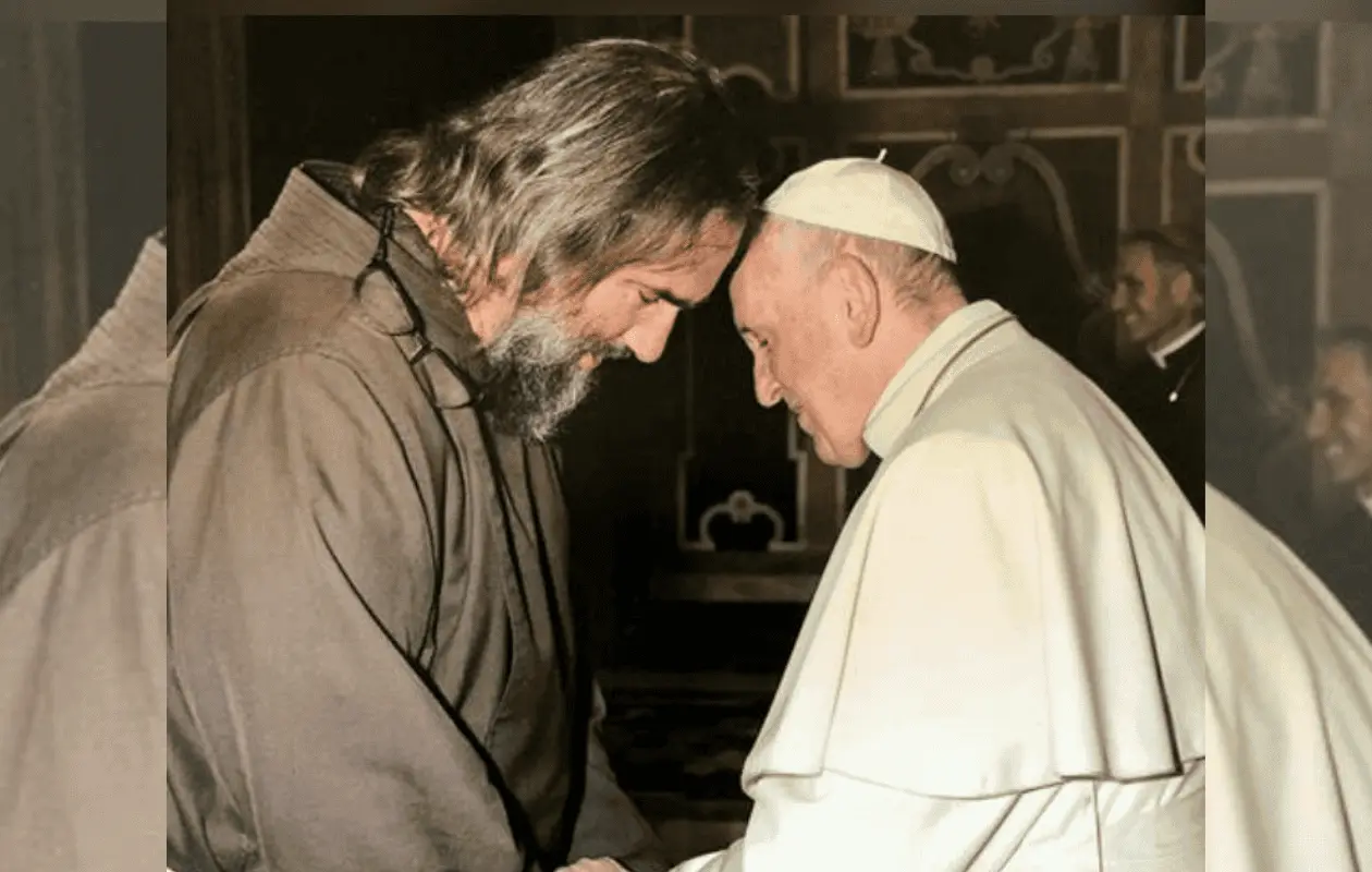 El Padre David Beaumont, atesora esta imagen junto al Papa Francisco.