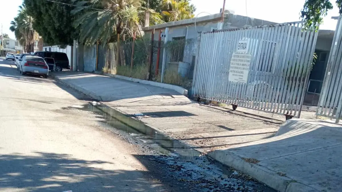 Colapsa drenaje frente a Taller Municipal y aguas negras invaden cuadras en Ciudad Obregón