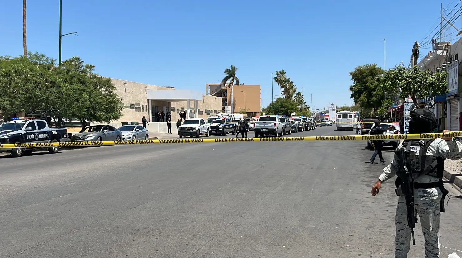 Identifican vehículo en el que gatilleros huyeron tras balacera en IMSS de Obregón