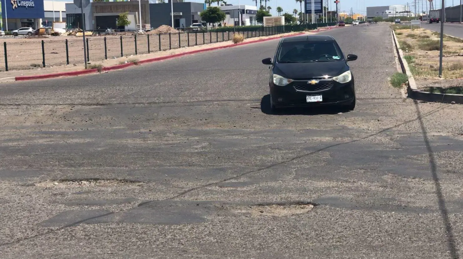 Calle 10 pone en riesgo a automovilistas en Ciudad Obregón