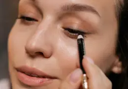 Así debes maquillar el párpado caído para agrandar la mirada y lograr un efecto elegante