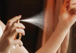 Este es el perfume árabe más elegido por mujeres de 40 por sus notas dulces y tropicales