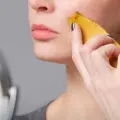 ¿Para qué sirve la cáscara de plátano en el rostro? Estos son 5 beneficios que quizá no conocías