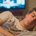 ¿Duermes con la tele prendida? Descubre cómo podría estar saboteando tu descanso y salud
