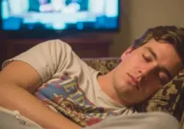 ¿Duermes con la tele prendida? Descubre cómo podría estar saboteando tu descanso y salud