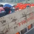VIDEO | Trabajador sufre brutal accidente al quedar prensado en camión repartidor de gas en Honduras