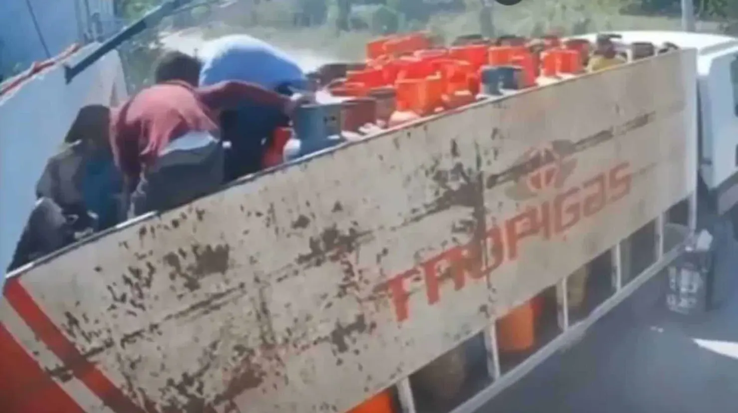 VIDEO | Trabajador sufre brutal accidente al quedar prensado en camión repartidor de gas en Honduras