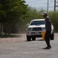 Piden rehabilitación de la calle Mil 400; tapan baches con tierra