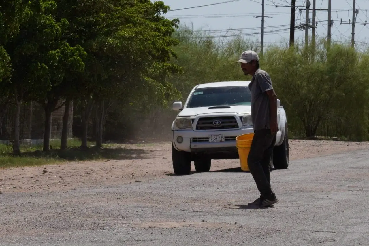 Piden rehabilitación de la calle Mil 400; tapan baches con tierra