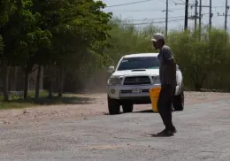 Piden rehabilitación de la calle Mil 400; tapan baches con tierra