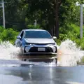 Estas son las razones por las que NO debes cruzar un charco de agua con tu auto en una inundación