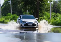 Estas son las razones por las que NO debes cruzar un charco de agua con tu auto en una inundación