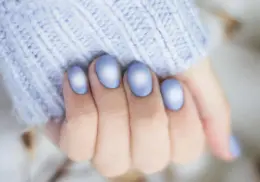Este es el diseño de uñas perfecto para mujeres de 40 porque rejuvenece las manos al instante