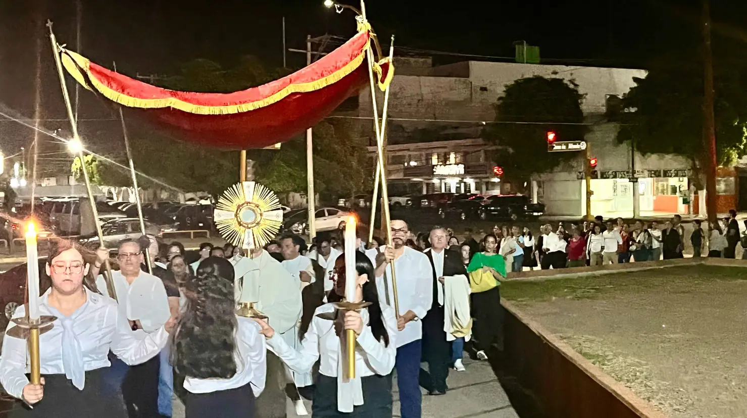 En todas las parroquias de la ciudad hubo procesiones en la fiesta de Corpus Christi.