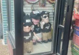 Piñatas de agentes de ICE en Chicago se vuelven virales como protesta contra redadas