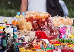 Reprueban comida chatarra en escuelas