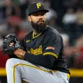 Dennis Santana suspendido 4 juegos por incidente con fanático durante juego de los Piratas