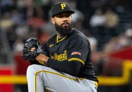 Dennis Santana suspendido 4 juegos por incidente con fanático durante juego de los Piratas